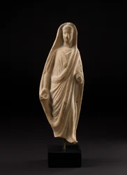 Terrakotta-Statuette eines frommen Römers, der seinen Kopf mit seiner Toga verhüllt